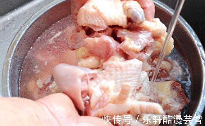 炖鸡汤|秋天多喝汤，炖鸡汤时记住“2窍门”，鸡汤清亮不黑，鲜香味美