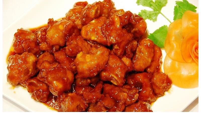 烧制成的糖醋蹄筋，不仅有黄亮鲜滑的观感，而且有筋韧软糯的口感