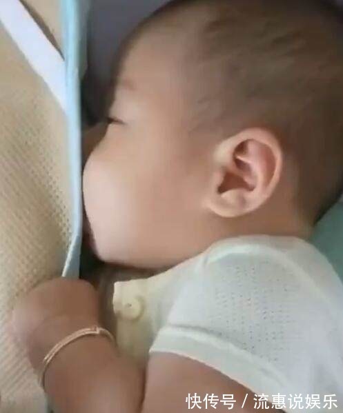 小宝宝|6个月宝宝在熟睡，婆婆发现嘴巴里有问题，掀开被子后笑喷了
