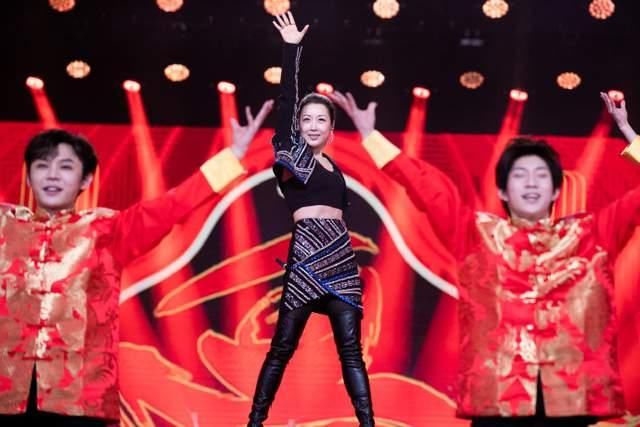 湖南春晚：何炅屡失误显疲惫，50岁孙悦劲歌热舞，刘谦被指认不出