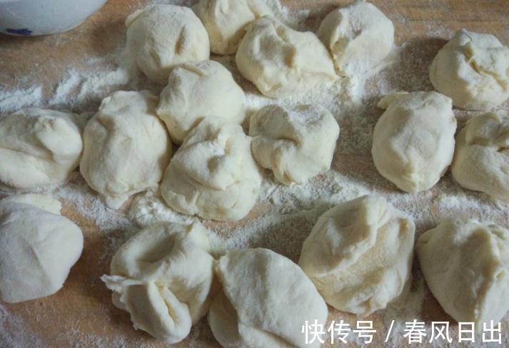 发面时,别只会加酵母!再加这2样,10分钟发满盆,馒头暄软蓬松