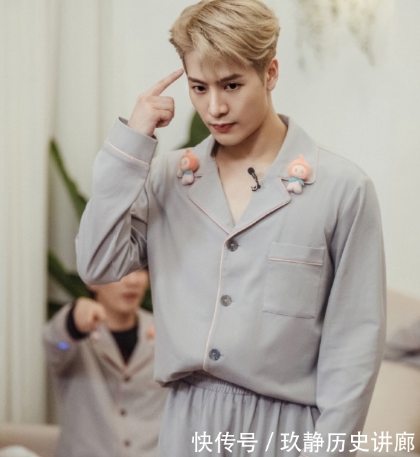 《密室大逃脱3》即将播出,官宣王嘉尔加盟,穿桃子睡衣接地气