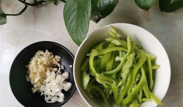 茄子和这个食材是绝配，做法少油更健康，好吃入味更下饭