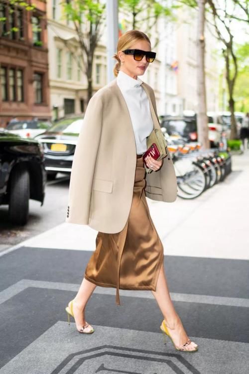 最近流行穿“过膝裙+西装”，洋气显高又保暖，时髦精们也爱了