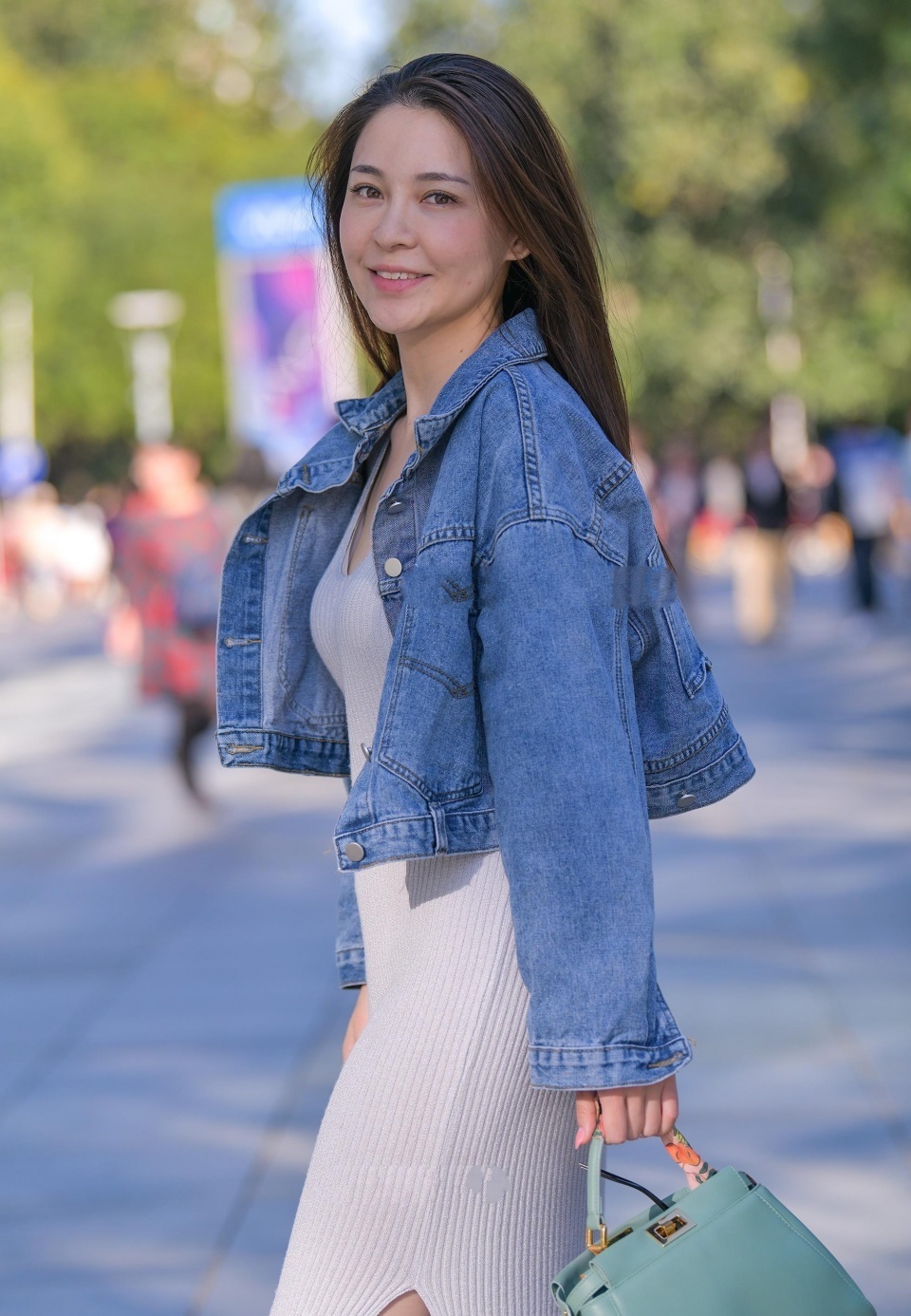 美女街拍:美女的一举一动都很高级,虽然大腿有点粗,但我还很想帮她穿外套