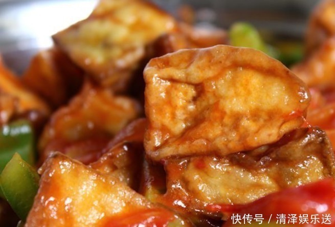 大厨教你做红烧茄子，记住这2点，不发黑不吸油，焦香软嫩不油腻