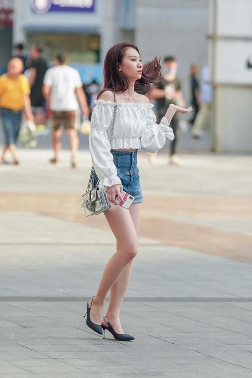 性感又简约的牛仔裤完美的展现自己的气质