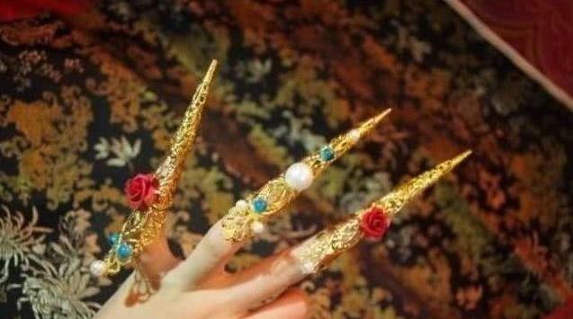 手指套|清朝妃子戴又长又尖的手指套,除了好看,原来还有1个特殊用处