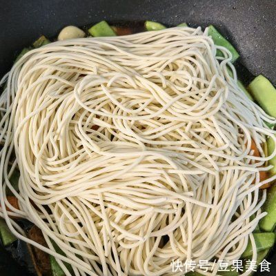 绝杀|色香味俱全，米饭配排骨豆角焖面，下饭绝杀