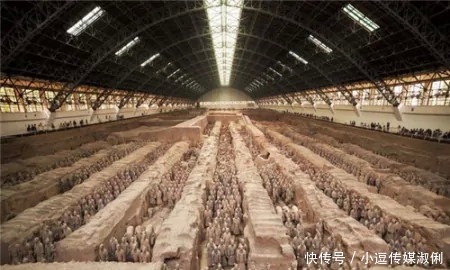 秦陵兵马俑出土的盔甲,在显微镜下观察后,专家:堪称人类奇迹