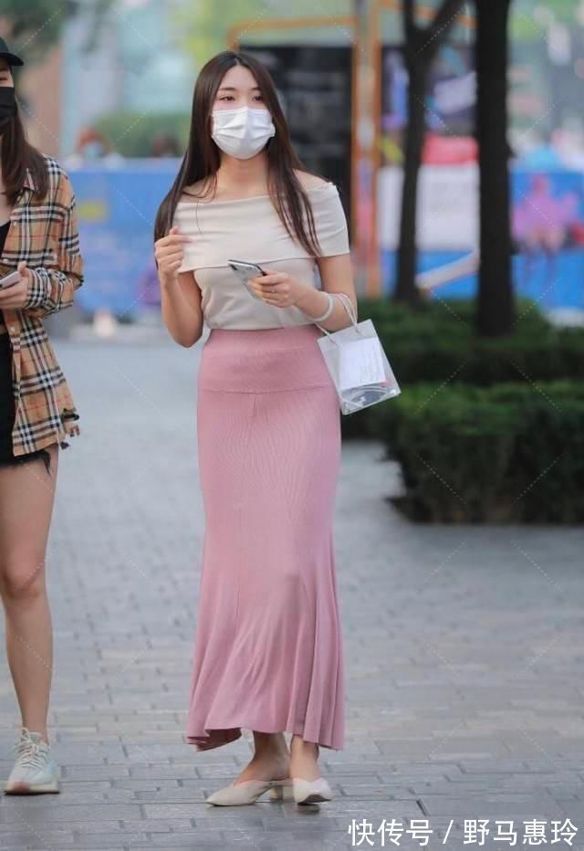 包臀裙 一字肩叠搭上衣塞进包臀裙显腿长,飘逸裙脚和高跟鞋给人贵妇气质