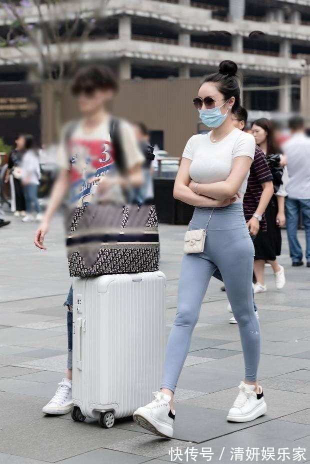 都市丽人 抹胸小衫搭配修身的牛仔裤，显瘦的效果非常好，自然大方特别迷人