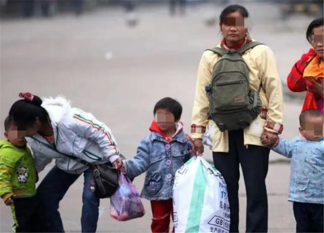 孩子|90后夫妻不懂避孕,5年连生3娃,“多子”真的多福吗?