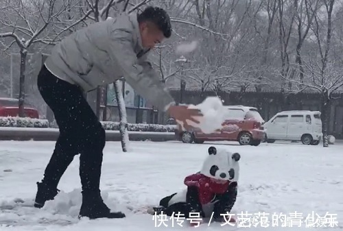 带娃|“最无情奶爸”带娃玩雪走红,奶奶提着30米大刀在赶来的路上
