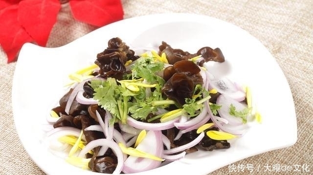 谨记|血脂超标的人，鸡蛋可以吃，但要少碰三物，谨记“四个一”