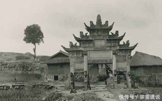 上立|晚清老照片:道路上立了一排贞节牌坊,都是妇女的血泪