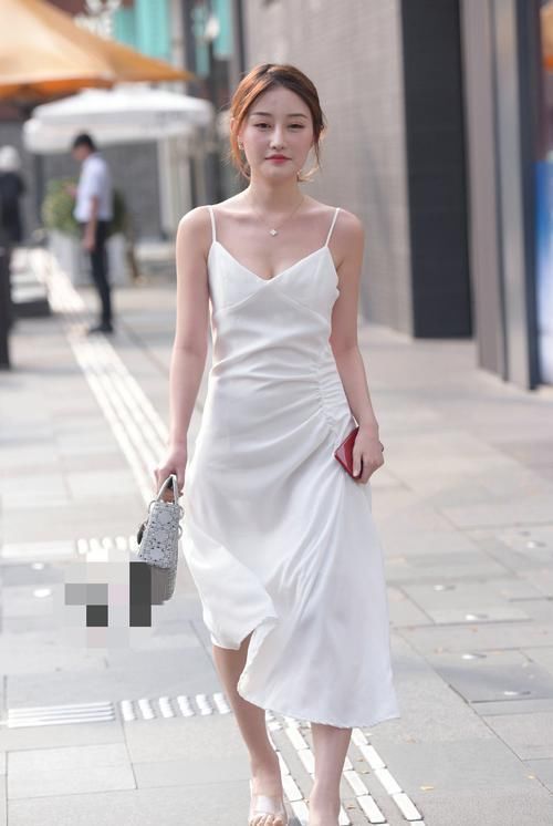 性感|清纯漂亮的小姐姐,白色吊带裙凸显性感的韵味,很让人心动