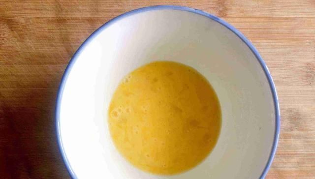 好吃|1个鸡蛋,1盒牛奶,1碗糯米粉,简单一拌,做出比蛋糕好吃的甜点