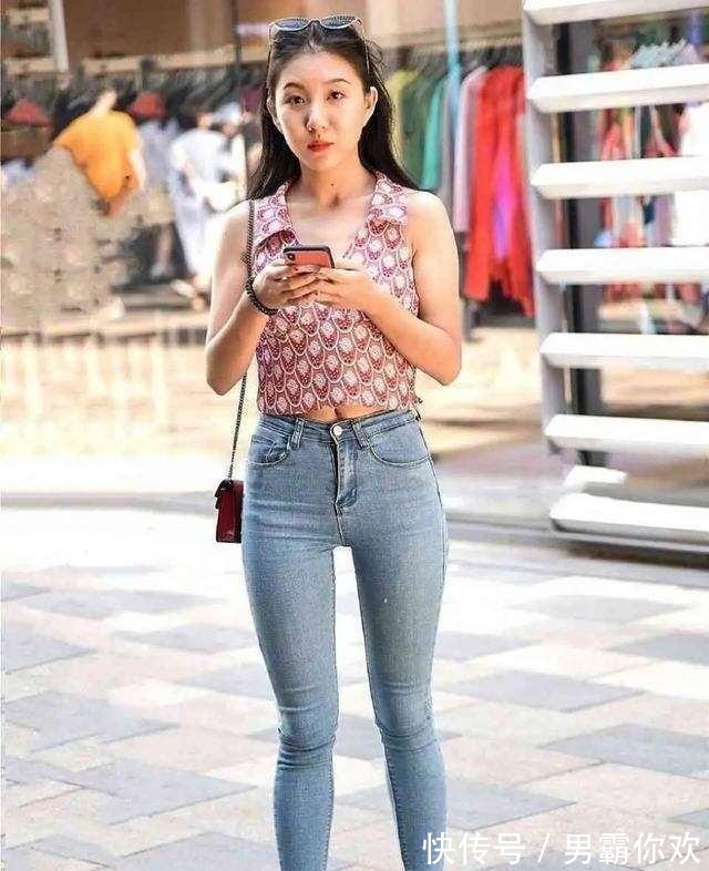 打底裤 黑色细跟高跟鞋搭配蓝色破洞打底裤，显瘦显高，非常优雅温柔！