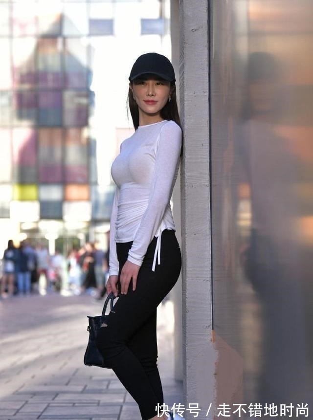 简约 “葫芦”身材的瑜伽裤美女,简约中透着个性感,简约靓丽!