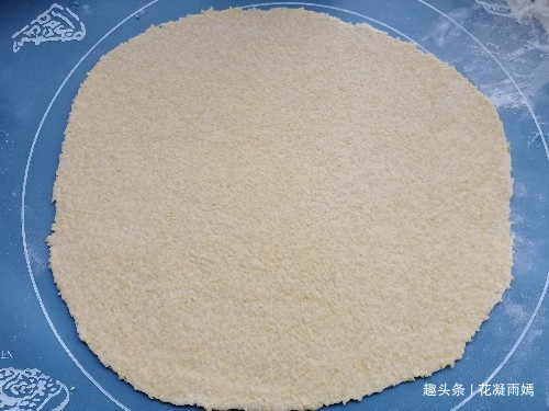 酥脆|小米别光熬粥了，加1个鸡蛋，1碗面粉，教你做成锅巴，又香又酥脆