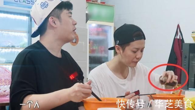鹿晗没吃到海鲜,谁注意他往面里放了一瓶啥?暴露男神的真实口味