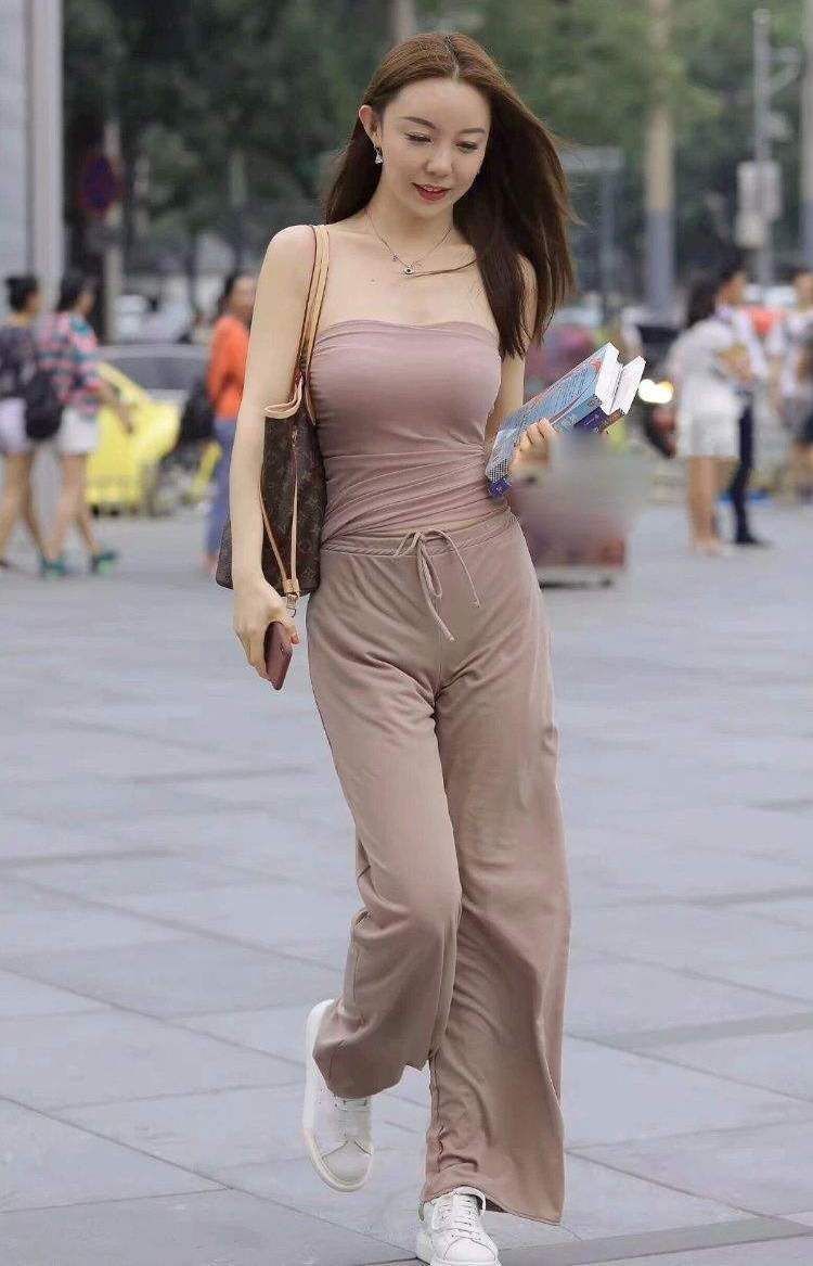 美的|夏日的性感风穿搭，怎么能少得了“抹胸装”呢，简约大气还时髦
