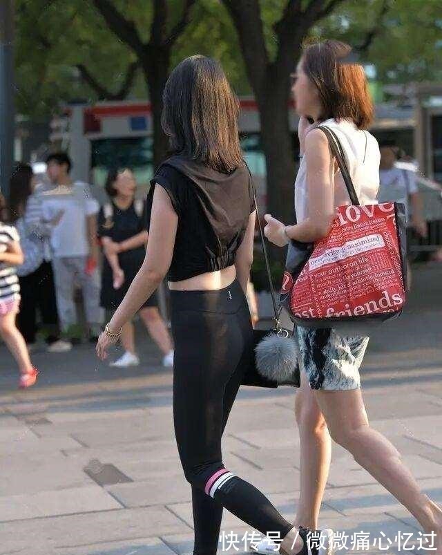 小仙女 黑色露腰背心搭配黑色条纹打底裤,青春活力,健身房女神不二之选!