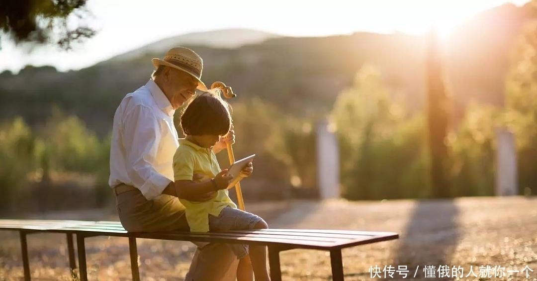 孩子书包上有一根绳，老师好奇，没忍住抽出来，看后连连称赞