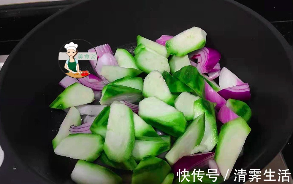 素菜|夏天此两样素菜一起炒，不放肉也很鲜美，清香爽口，吃一周都不腻