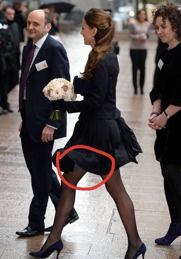 包忙|凯特穿短裙遇狂风,捧着花夹着包忙用手遮,频露打底努力挤笑好尬