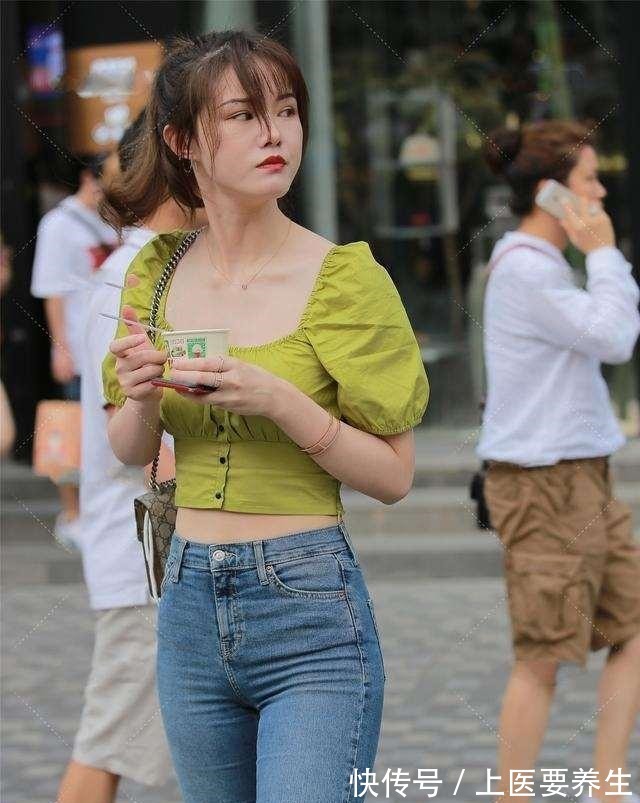 印花 果绿色泡泡袖上衣搭牛仔打底裤,甜美清新的风格,自带一种清凉感!