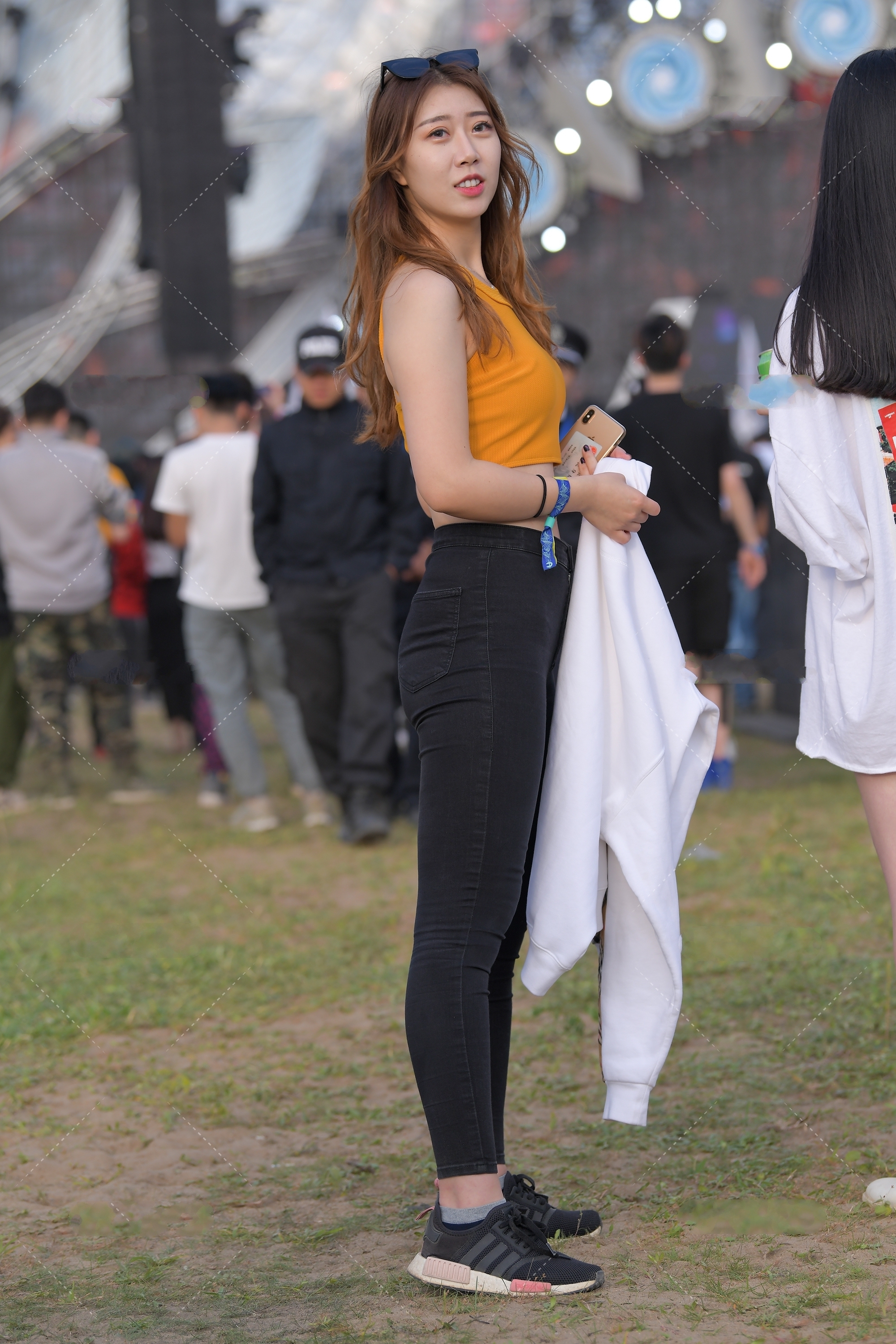 女孩们 明黄色小背心搭配黑色修身裤,简单清纯,精致时尚