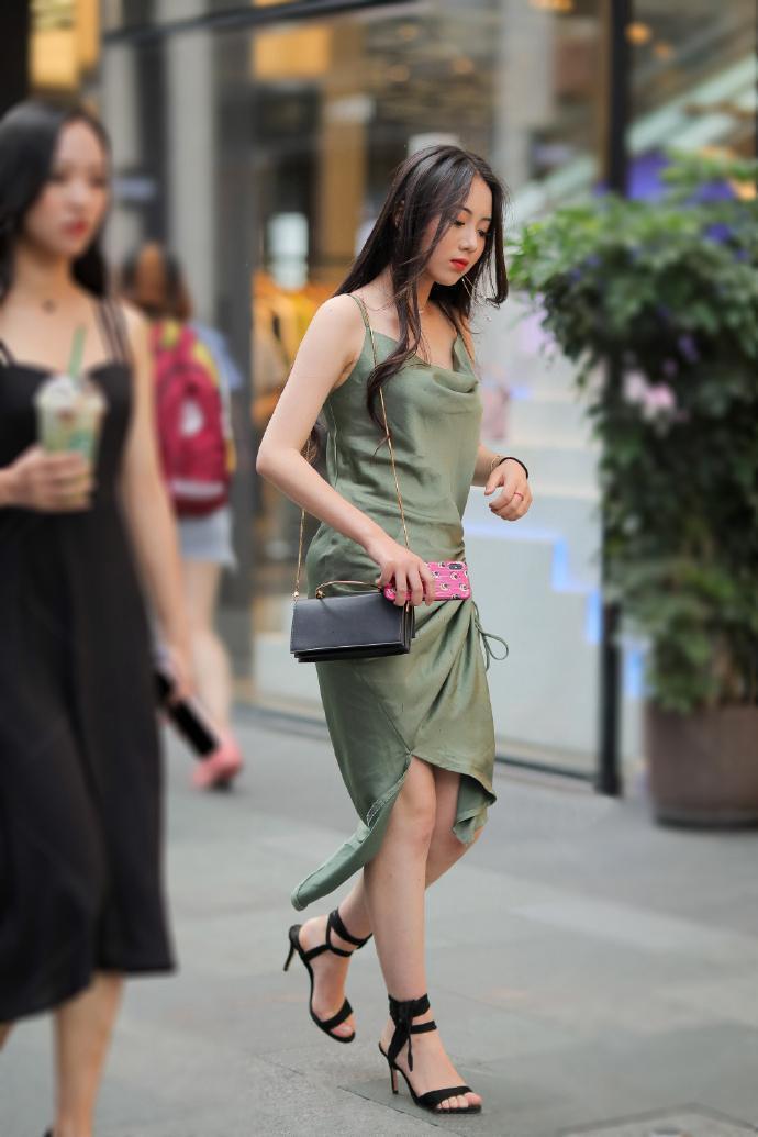 一字带|街拍选择清爽减龄的吊带裙，让气质显得优雅又潇洒