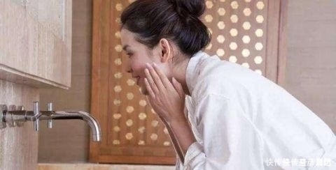 女生睡前坚持4个好习惯,皮肤会越来越好,轻松养出“干净脸”