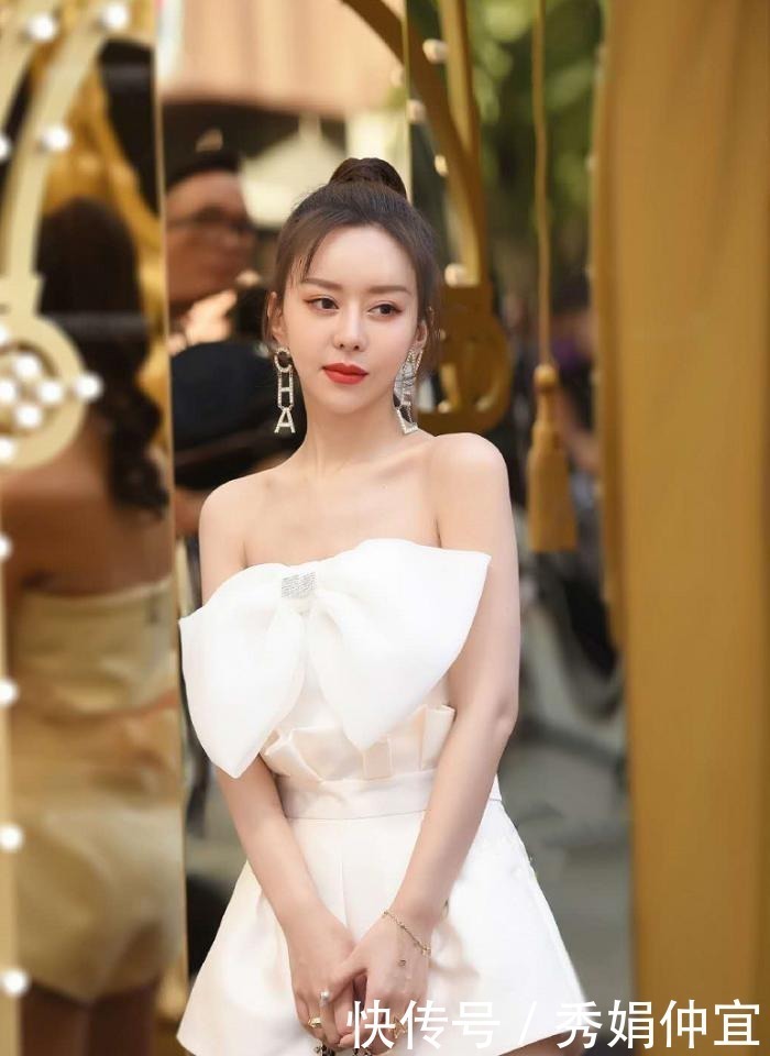 个性的小姐姐深知时髦的规律,一身穿搭满满吸睛点