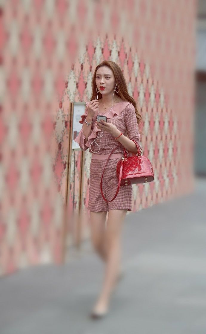 街拍:图5美女清新甜美微微笑,碎花短裙少女心,大气婉约玲珑身