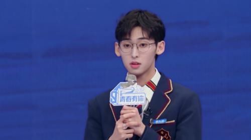 《青3》开播，吴世勋好友自嘲吓到腿软，选手看Lisa跳舞落泪被吐槽太母