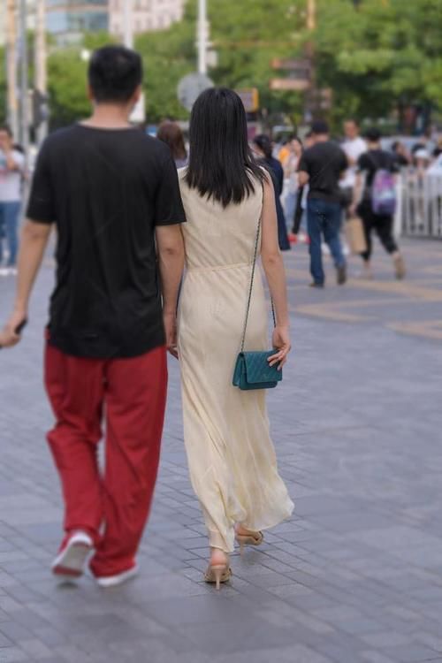 俏丽|气质女生偏爱无袖长裙，清雅俏丽，优雅时尚展现好身材！