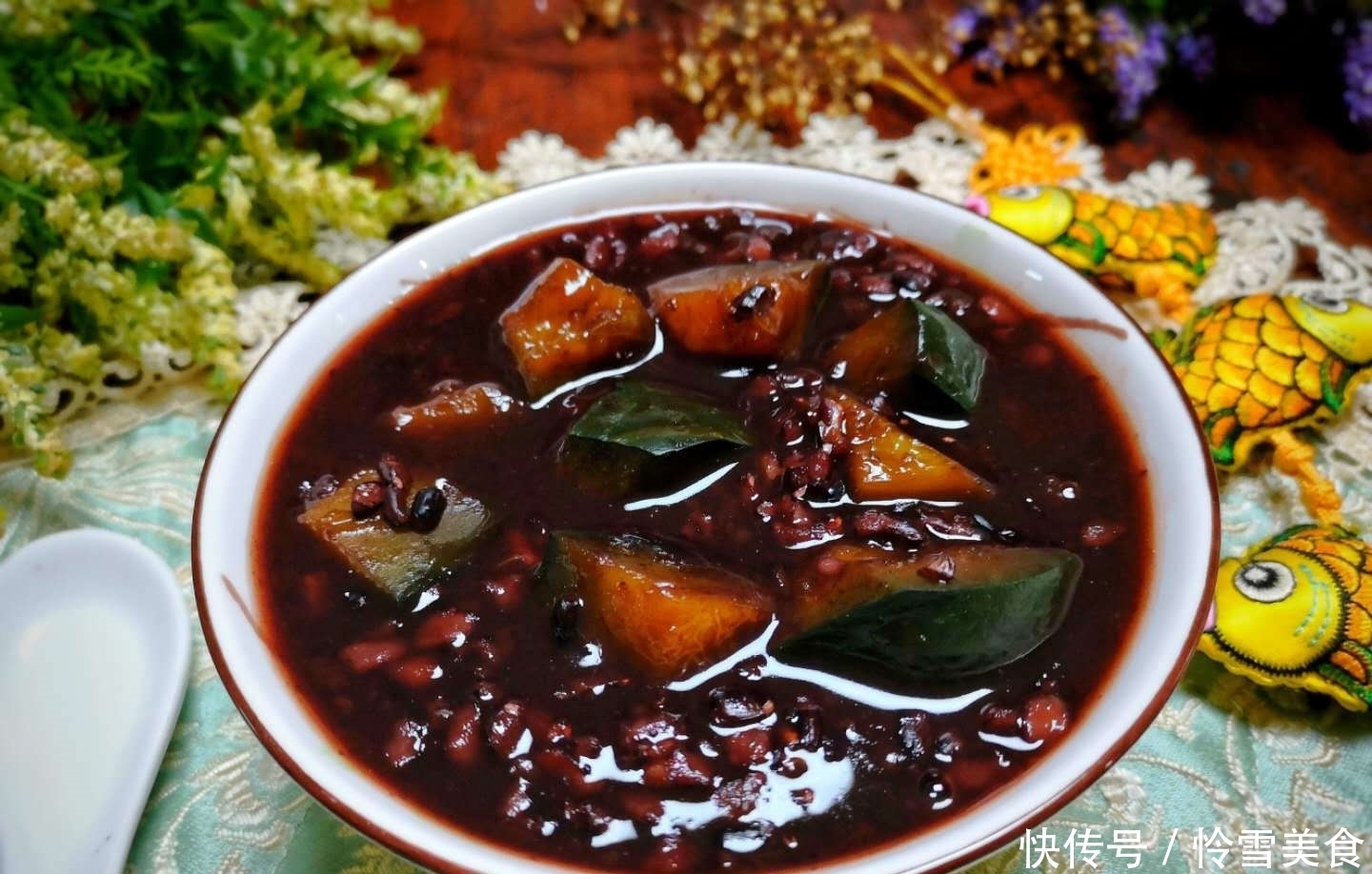 夏季这“粥”要常喝,每天一碗,安神补血又美颜,头发乌黑显年轻