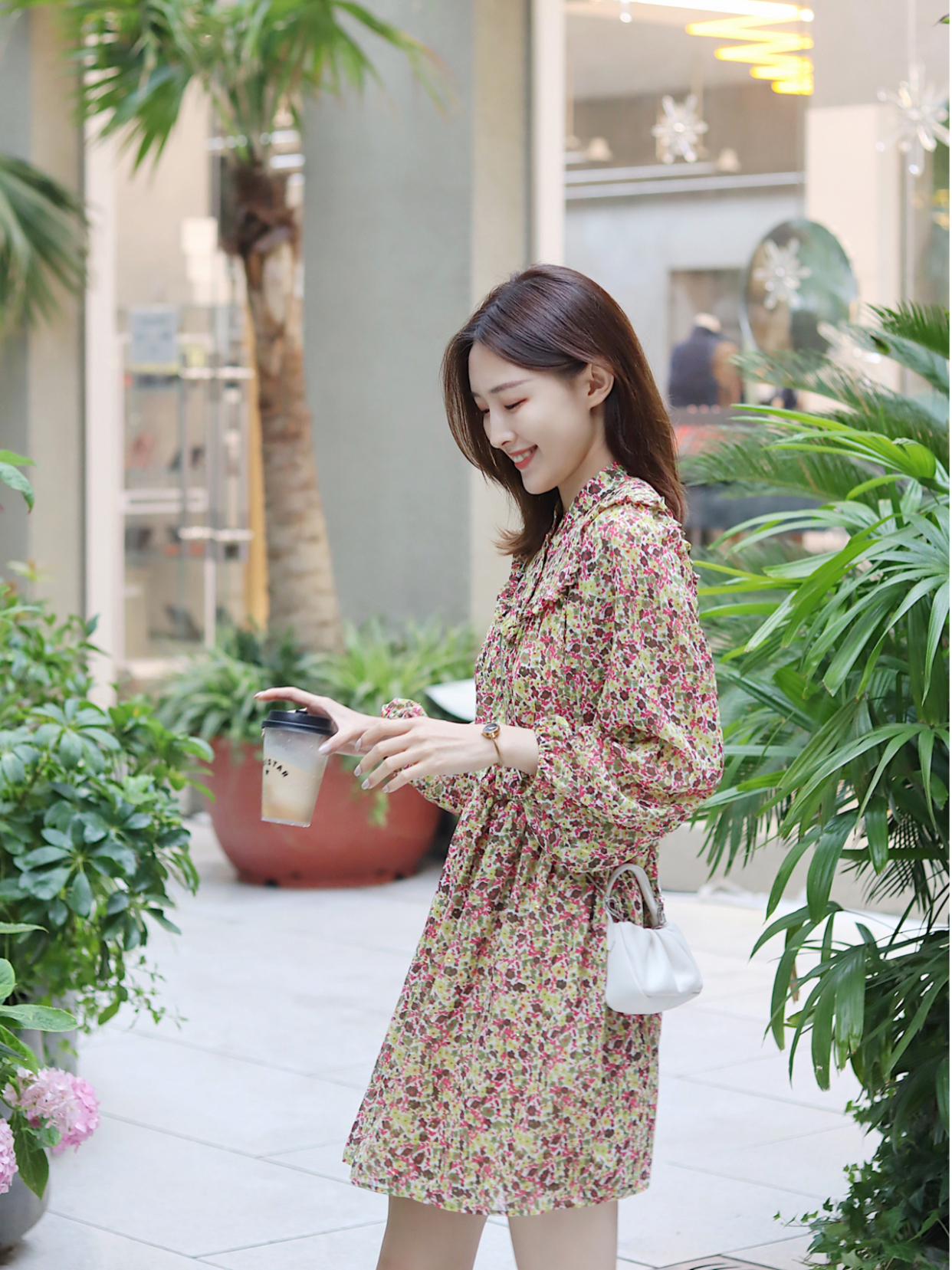 小姐姐|蓝盈莹又“火”了，穿碎花连衣裙清新减龄，秀出“漫画腿”好抢镜