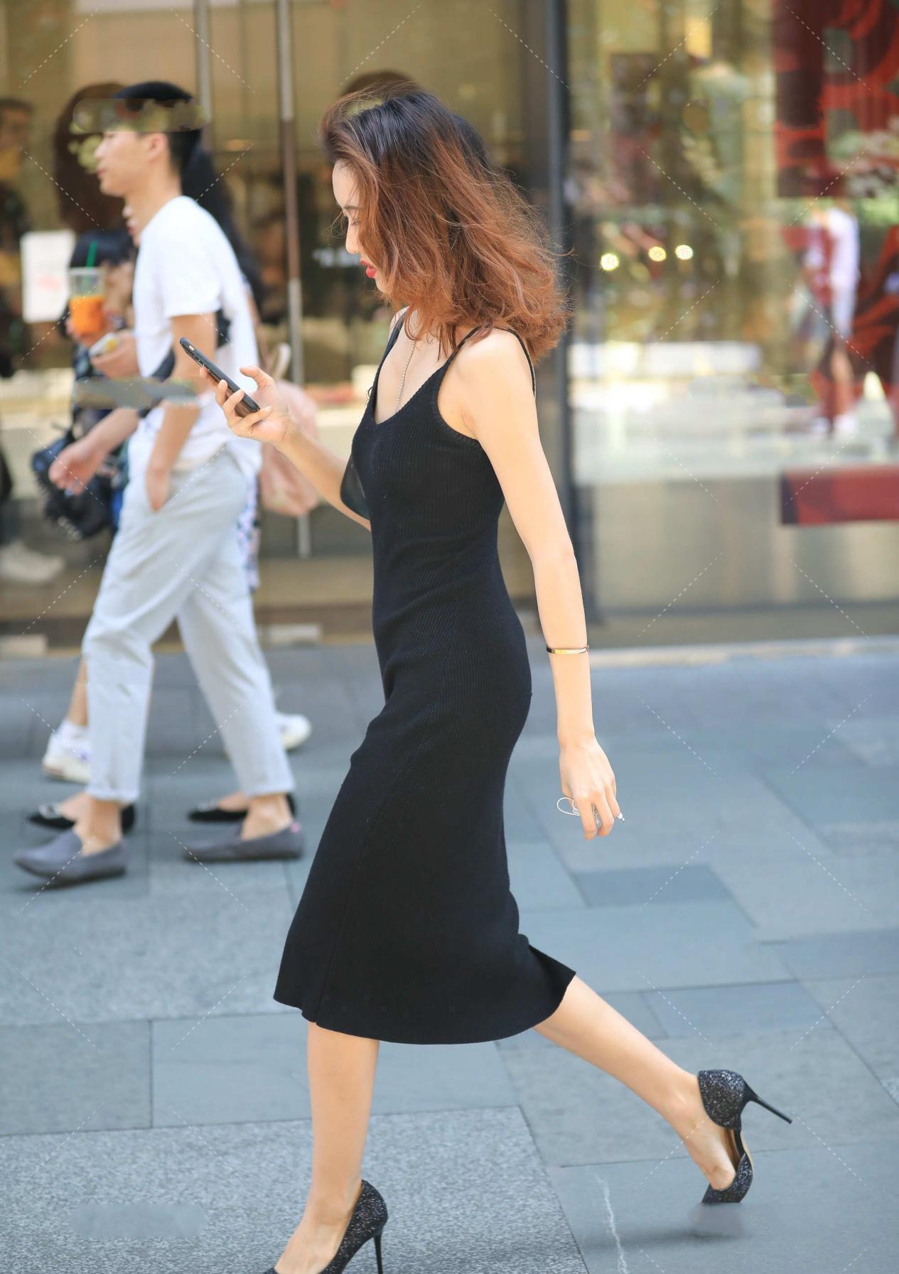 技巧 简单大气的小黑裙,选对单品很重要,这些搭配技巧,你知道吗?