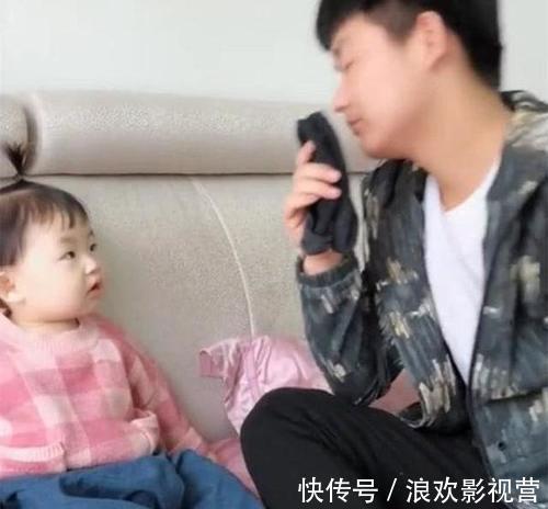 妈妈|爸爸假装被臭袜子熏晕,女儿闻过后也晕了,结果让妈妈忍不住笑喷