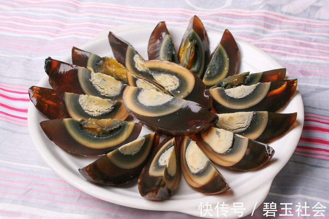 凉拌|皮蛋直接凉拌,难怪吃着又腥又涩,多做1步,皮蛋鲜香又嫩滑