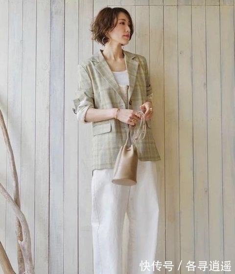 女人味 春季穿衣气质很重要,瞧这位44岁妈妈的穿搭,不显身材也有女人味