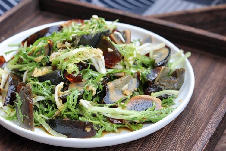 苦菊拌皮蛋，清爽解腻，下酒也下饭，做法简单味道佳