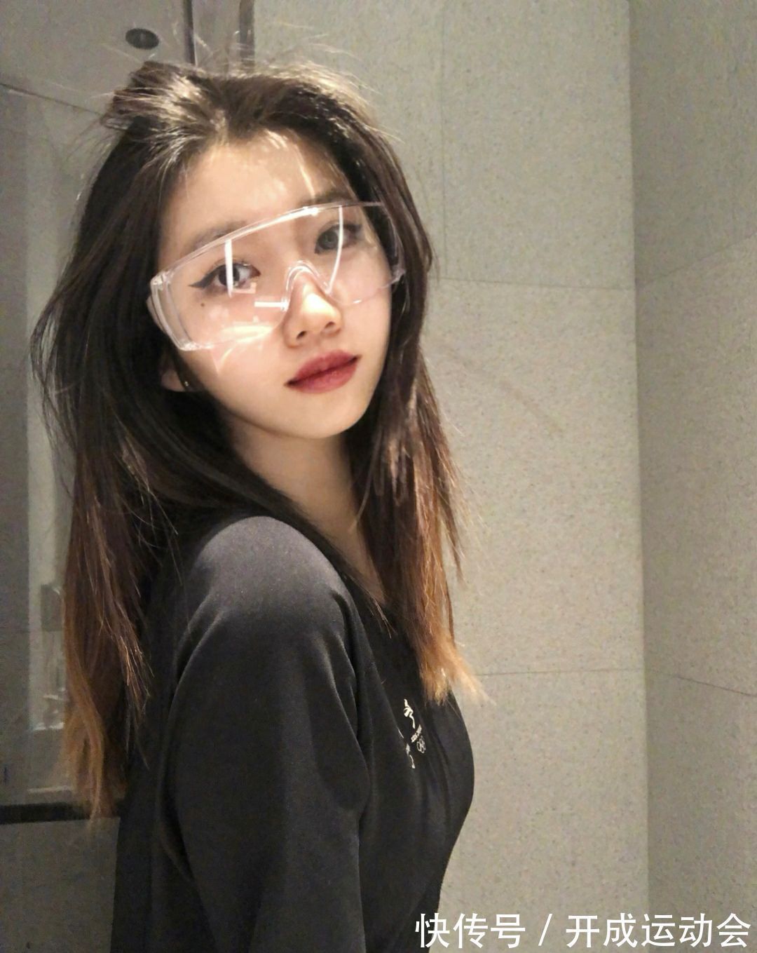 制服|北京冬奥美女志愿者的制服,太香了!黑色打底衫,凸显完美曲线