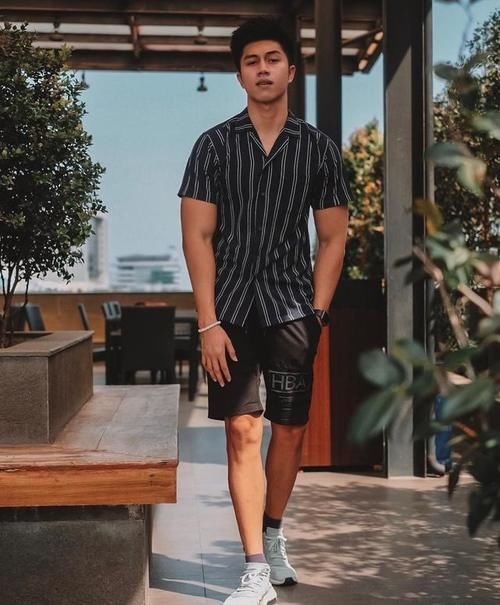 这个正在镜头面前摆pose的帅气小伙儿,是不是看上去挺拽的呢?