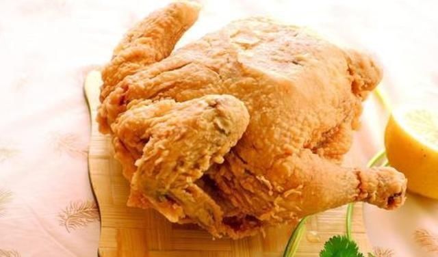 味道|同样是炸鸡,华莱士,肯德基,叫了只鸡,一对比就知差距一目了然