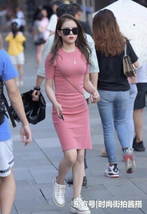出门|出门逛街拒绝穿成“路人”,粉色系裹身裙也能穿出“成熟气质”